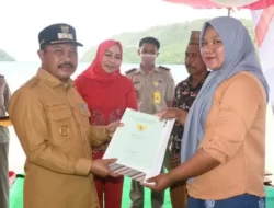 Lewat Program PTSL, Sherman Serahkan Sertifikat Tanah Kepada Masyarakat
