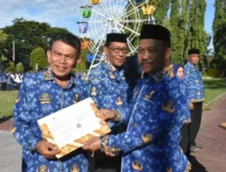 Sekda Boalemo Serahkan SK Purna Tugas