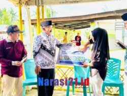 Rum Pagau dan Lahmuddin Serahkan Bantuan Kebakaran dari BAZNAS Boalemo di Desa Patoameme Senilai Rp. 11.500.000