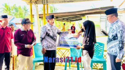 Rum Pagau dan Lahmuddin Serahkan Bantuan Kebakaran dari BAZNAS Boalemo di Desa Patoameme Senilai Rp. 11.500.000