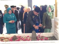Wabup Risman Tolingguhu Tabur Bunga di Makam Pahlawan Nani Wartabone