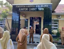 Iwan Mustapa Beri Motivasi ASN di Kantor Camat Tapa