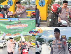 Kapolres Boalemo Sapa Warga dengan Bagi-Bagi Takjil di Jembatan Soeharto