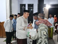 Wabup Lahmuddin Safari Ramadhan di Jati Mulya, Bagikan Paket BAZNAS