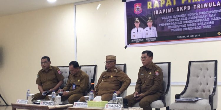 Bupati Bone Bolango, Didampingi Sekda Iwan Mustapa Pimpinan Rapat Pimpinan SKPD Triwulan I. (Foto: Kominfo)