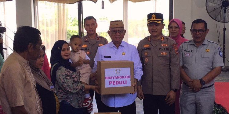 Bupati Bone Bolango, Ismet Mile saat menyerahkan bantuan. (Foto: Kominfo)