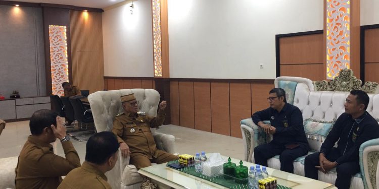 Ketua Pengadilan Agama Suwawa, Makbul Bakari, saat melakukan kunjungan silaturahmi ke Pemerintah Kabupaten Bone Bolango yang diterima langsung oleh Bupati Ismet Mile. (Sumber Foto: Kominfo)