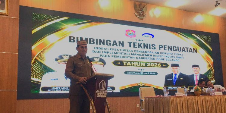 Sekretaris Daerah Bone Bolango, Iwan Mustapa saat membuka Bimtek Penguatan Indeks Efektivitas Pengendalian Korupsi (IEPK) dan Implementasi Manajemen Risiko Indeks (MRI) pada Pemerintah Kabupaten Bone Bolango tahun 2026. (Sumber Foto: Kominfo)