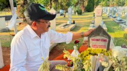 Kerinduan Tak Terbendung, Air Mata Bupati Rum Pagau Tumpah Saat Ziarah ke Makam Almarhum Rachmat Gobel