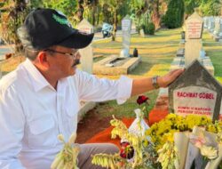 Kerinduan Tak Terbendung, Air Mata Bupati Rum Pagau Tumpah Saat Ziarah ke Makam Almarhum Rachmat Gobel
