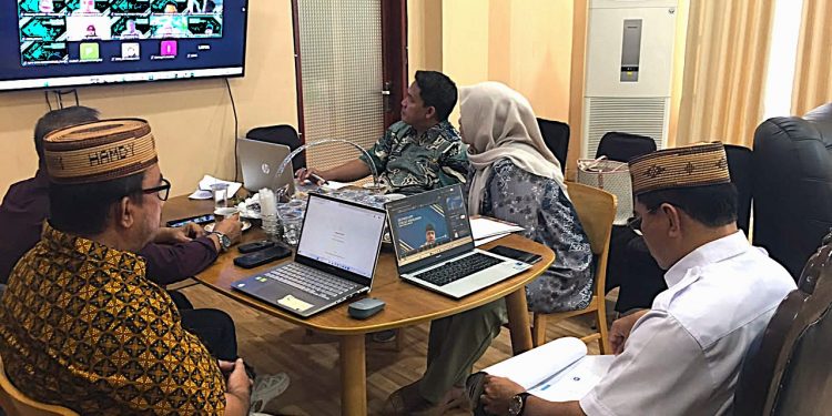 Sekretaris Daerah Bone Bolango saat mengikuti zoom meeting bersama Kanwil Regional BKN Manado terkait Pra Ekspose Managemen Talenta. (Sumber Foto: Kominfo)