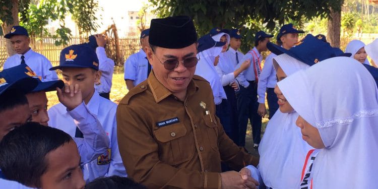 Sekretaris Daerah Bone Bolango, Iwan Mustapa saat menjadi Pembina Apel Perdana Satuan Pendidikan Jenjang SMP di SMP Negeri 2 Kabila.(F.Indra/Diskominfo)