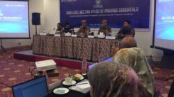 Bupati Bone Bolango, Ismet Mile didampingi Sekda Iwan Mustapa saat menjadi narasumber pada kegiatan High Level Meeting TP2DD se-Provinsi Gorontalo dan Workshop Penyusunan Roadmap ETPD.(F.Indra/Diskominfo)