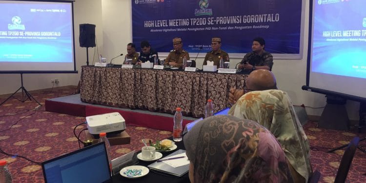 Bupati Bone Bolango, Ismet Mile didampingi Sekda Iwan Mustapa saat menjadi narasumber pada kegiatan High Level Meeting TP2DD se-Provinsi Gorontalo dan Workshop Penyusunan Roadmap ETPD.(F.Indra/Diskominfo)