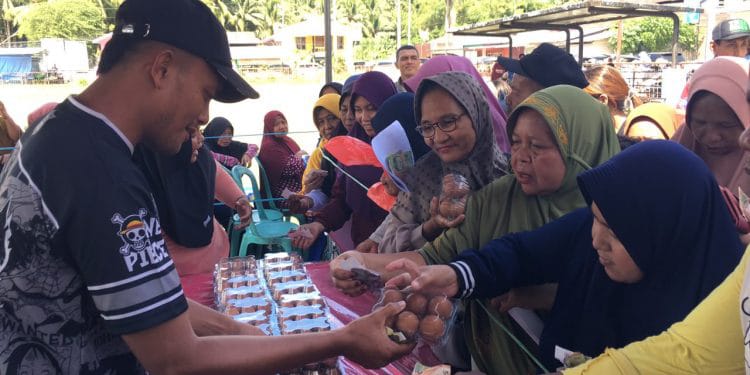 Ratusan warga memadati lokasi Pasar Murah Bersubsidi yang digelar di Lapangan Duano, Kecamatan Suwawa Tengah. (F.Indra/Diskominfo)