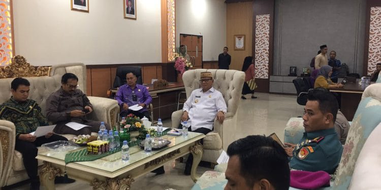 Bupati Bone Bolango, Ismet Mile, saat memimpin Rapat Forum Koordinasi Pimpinan Daerah. (Foto Diskominfo)