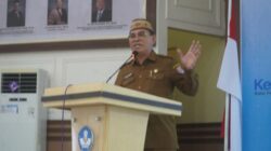 Sekretaris Daerah Bone Bolango, Iwan Mustapa saat menghadiri kegiatan ASN Peduli Pekerja Kabupaten Bone Bolango yang dirangkaikan dengan Sosialisasi Persiapan SPMB SNT 2026 dan Lokal Transit SNT 6 Bone Bolango di Aula BPMP Provinsi Gorontalo. (F.Onal/Prokopim)