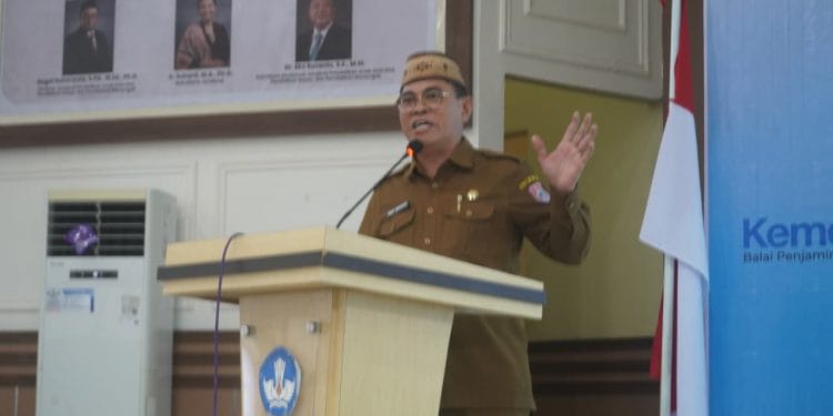 Sekretaris Daerah Bone Bolango, Iwan Mustapa saat menghadiri kegiatan ASN Peduli Pekerja Kabupaten Bone Bolango yang dirangkaikan dengan Sosialisasi Persiapan SPMB SNT 2026 dan Lokal Transit SNT 6 Bone Bolango di Aula BPMP Provinsi Gorontalo. (F.Onal/Prokopim)