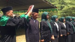 Bupati Ismet Mile saat melantik dan mengukuhkan Kepala Sekolah TK dan SD di kawasan Wisata Sungai Botu Motoli’oluwo, Desa Longalo, Kecamatan Bulango Utara.(F.Indra/Diskominfo)
