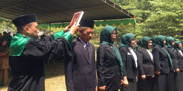 Bupati Ismet Mile saat melantik dan mengukuhkan Kepala Sekolah TK dan SD di kawasan Wisata Sungai Botu Motoli’oluwo, Desa Longalo, Kecamatan Bulango Utara.(F.Indra/Diskominfo)