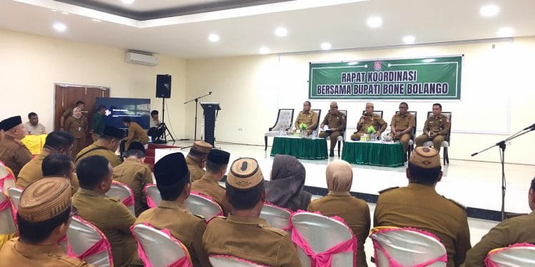 Bupati Ismet Mile didampingi Sekda Iwan Mustapa saat memimpin Rapat Koordinasi di Ruang Lupa Lelah Kantor Bupati.(F.Indra/Diskominfo)