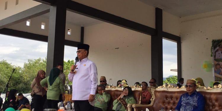 Bupati Bone Bolango, Ismet Mile didampingi Wabup Risman Tolingguhu dan Bunda Paud Ruwaida Ismet Mile pada Pekan Kebudayaan Bone Bolango dan Hari Anak Nasional tingkat Kabupaten Bone Bolango.(F.Indra/Diskominfo)