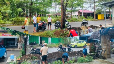 Cegah Banjir di Dusun II, Pemdes Hungayonaa Bersama Warga Gotong Royong Bersihkan Saluran Drainase