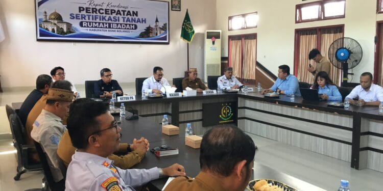 Sekda Iwan Mustapa saat menghadiri Rapat Koordinasi Percepatan Sertifikasi Tanah Rumah Ibadah Kabupaten Bone Bolango yang digelar di Aula Kejaksaan Negeri Bone Bolango. (F.Indra/Diskominfo)