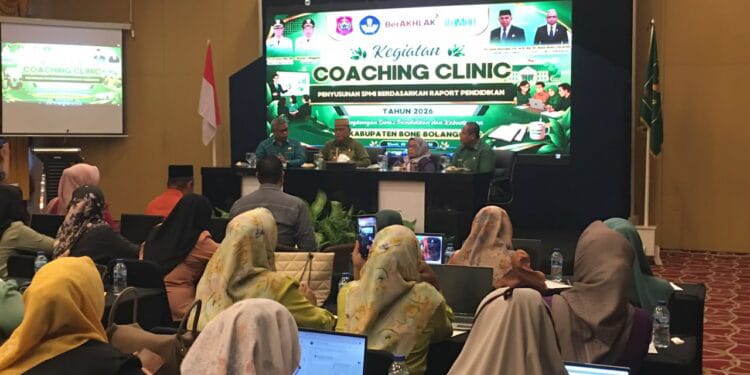 Bupati Ismet Mile didampingi Bunda PAUD Bone Bolango, Ruwaida Ismet Mile saat menghadiri Coaching Clinic Penyusunan SPMI Berdasarkan Rapor Pendidikan Jenjang TK Tahun 2026.(Sumber Foto: F.Indra/Diskominfo)