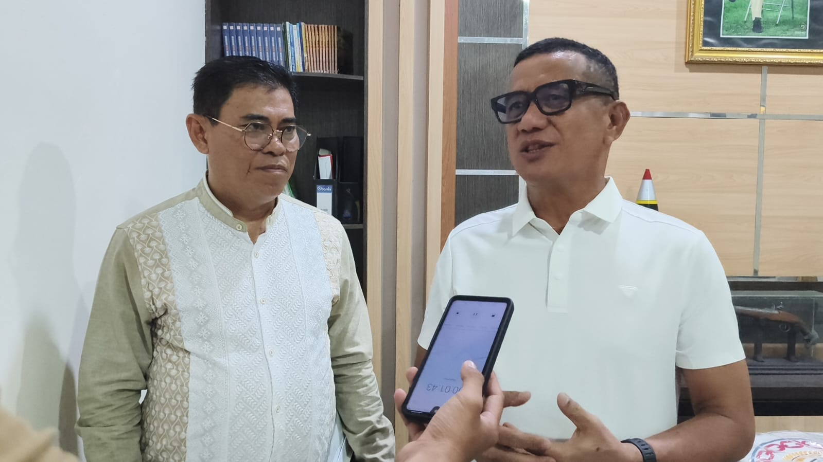 ​Anggota DPD RI, Syarif Mbuinga usai menggelar pertemuan strategis dengan Sekretaris Daerah Bone Bolango, Iwan Mustapa, bersama Tim Percepatan Pembangunan Pinogu (TP3) di kediamannya