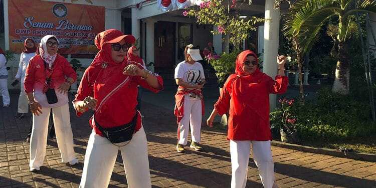 Ketua Dharma Wanita Persatuan (DWP) Kabupaten Bone Bolango, dr. Nurliana Iwan Mustapa, saat mengikuti olahraga bersama yang digelar DWP Provinsi Gorontalo. (Sumber Foto: Diskominfo Bone Bolango)