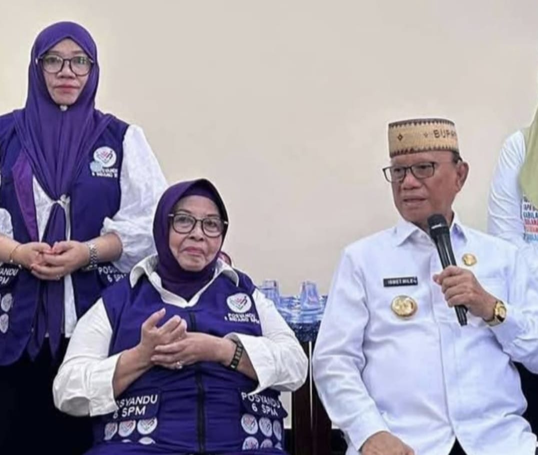 Ketua Tim Pembina Posyandu Kabupaten Bone Bolango, Hj. Ruwaida Mile (duduk sebelah kiri) bersama Bupati Bone Bolango, Drs. H. Ismet Mile (duduk sebelah kanan) dalam sebuah kegiatan Posyandu belum lama ini (foto: istimewa)