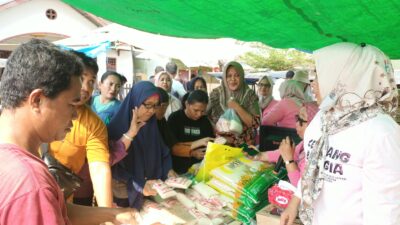 Warga Kabila Padati Pasar Murah Pemkab Bone Bolango