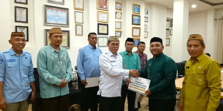 Pemkab Bone Bolango Beri Uang Saku dan Jaminan Studi untuk Utusan MTQ Nasional.(Foto: Diskominfo Bone Bolango)