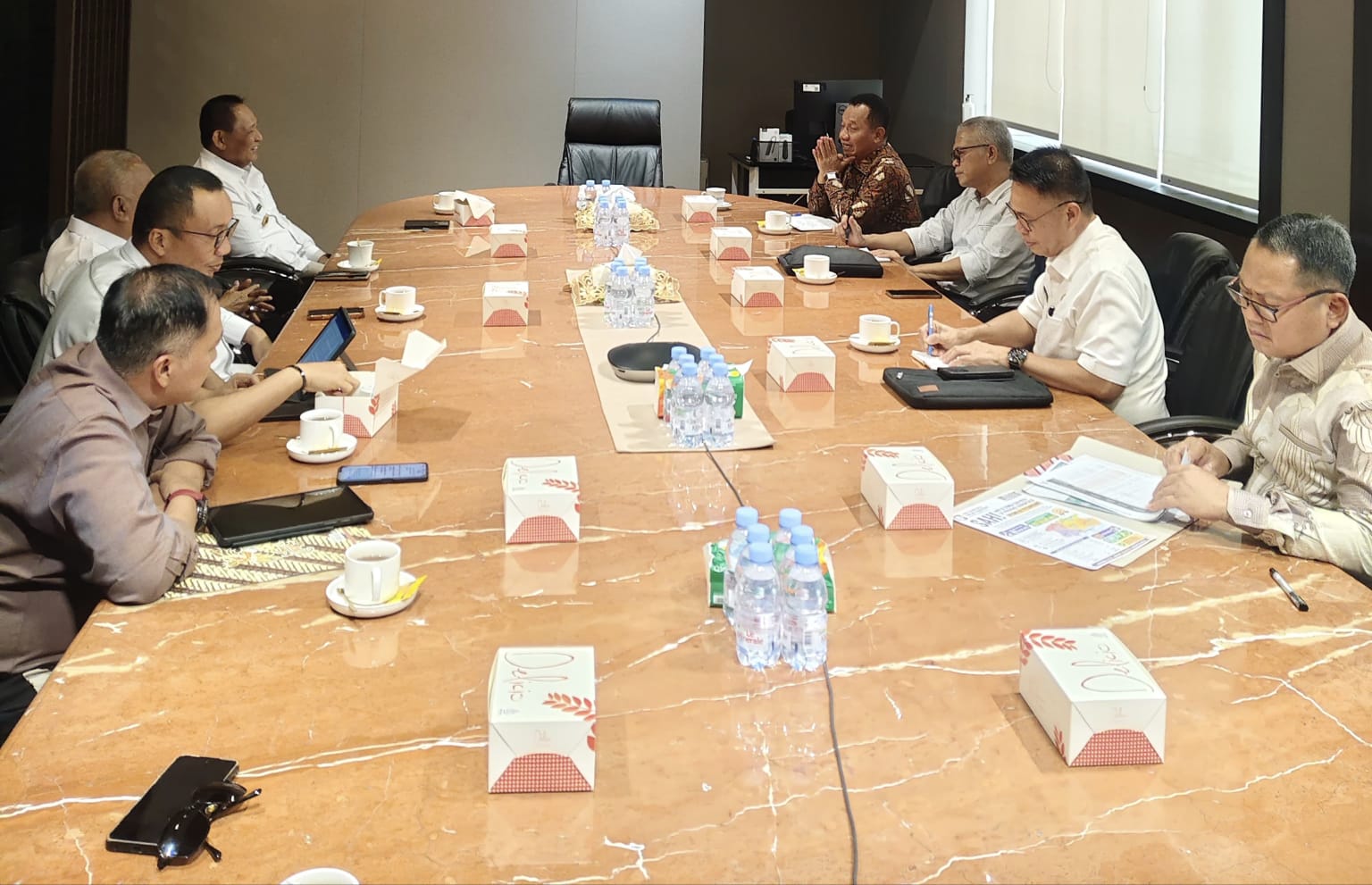 Asisten III Bidang Administrasi dan Keuangan Ichsan Budiman Wantogia bersama Tenaga Ahli Bupati Muh. Zamroni Mile menghadiri Audiensi Pemerintah Provinsi Gorontalo bersama Dirjen Minerba Kementerian Energi dan Sumber Daya Mineral di Jakarta, (Foto Istimewa)